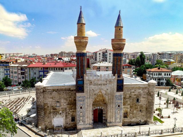 İkonik Fırat’tan Munzur’a | Sivas, Divriği, Kemaliye, Elazığ, Tunceli Turu |  2 Gece Konaklamalı |  Uçaklı İstanbul Çıkışlı |  29 Ekim Özel GT-240