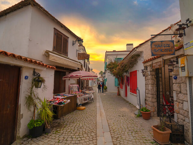 İkonik Alaçatı Ot Festivali ve Urla Enginar Çiçeği Festivali Turu - 2 Gece Otel Konaklamalı İstanbul Çıkışlı - GT-054