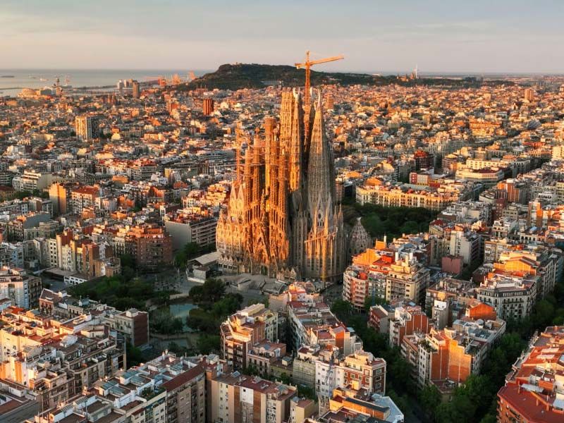 Barselona Madrid Noel Pazarları Turu AJet Hy. ile Girona Şehir Turu Dahil (GRO-ABC) 4 Aralık Hareketli