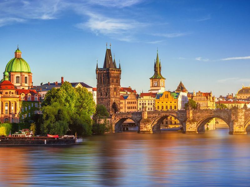 Orta Avrupa'nın Altın Üçgeni Cesky Krumlov & Bratislava Turları Dahil Sömestre Özel THY ile 7 Gece 8 Gün (BUD-PRG) 24 Ocak Hareketli