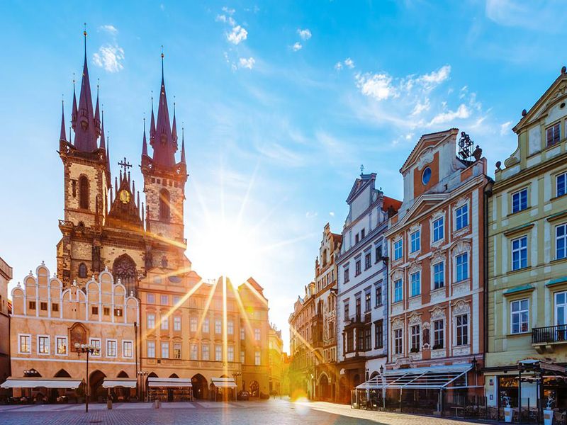 Orta Avrupa'nın Altın Üçgeni Cesky Krumlov & Bratislava Turları Dahil Sömestre Özel THY ile 7 Gece 8 Gün (BUD-PRG) 24 Ocak Hareketli